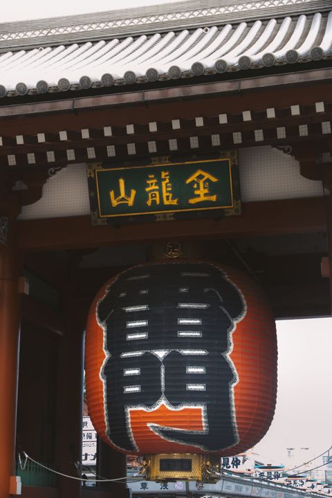 Den stora röda lyktan i Kaminarimon, Senso-jis yttre port i Asakusa, med tecknet för åskporten i svart