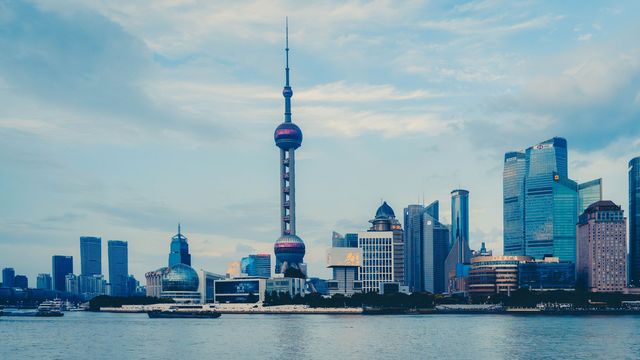 Oriental Pearl Tower och skyskraporna i Pudong sedda över Huangpufloden
