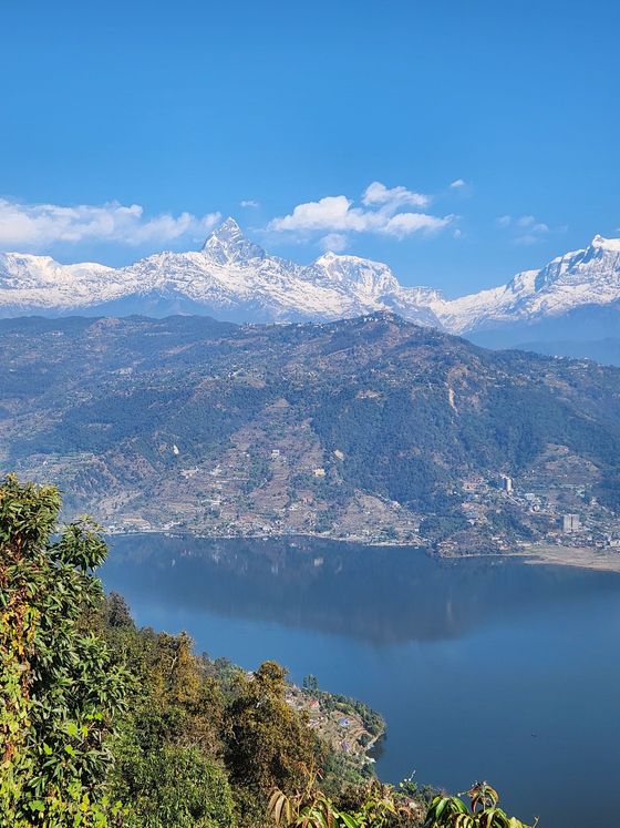 Machhapuchhre och Annapurnamassivet över Phewa-sjön
