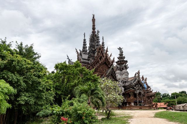Sanctuary of Truth, ett stort tempel helt i snidat trä, sett mellan träd